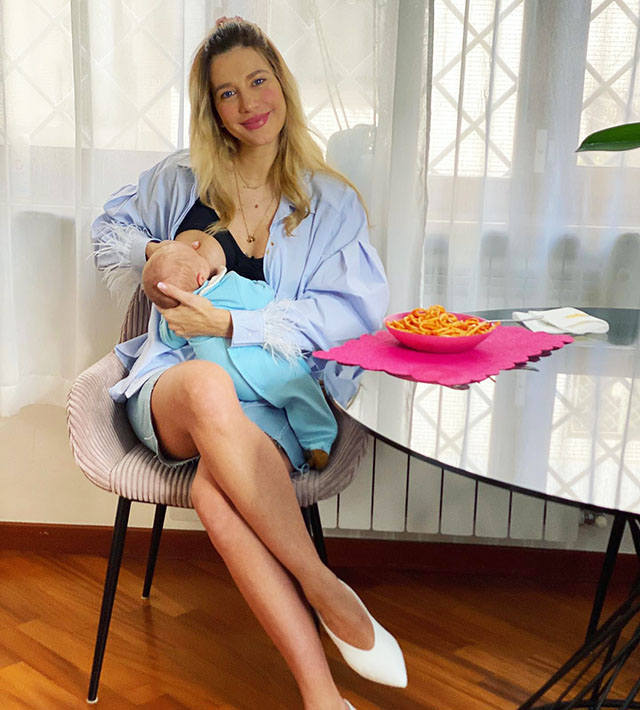 Clizia Incorvaia, 41 anni, mentre allatta al seno il figlio Gabriele